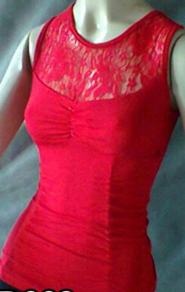 Blusa Vermelha com renda.