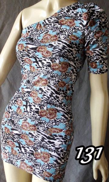 Vestido um ombro só estampado.