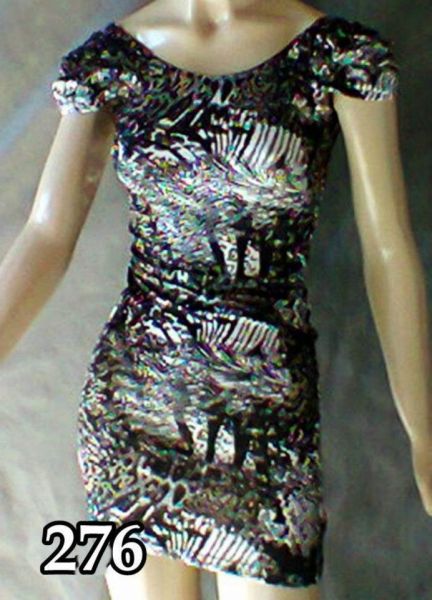 Vestido com decote nas costas e lacinho.